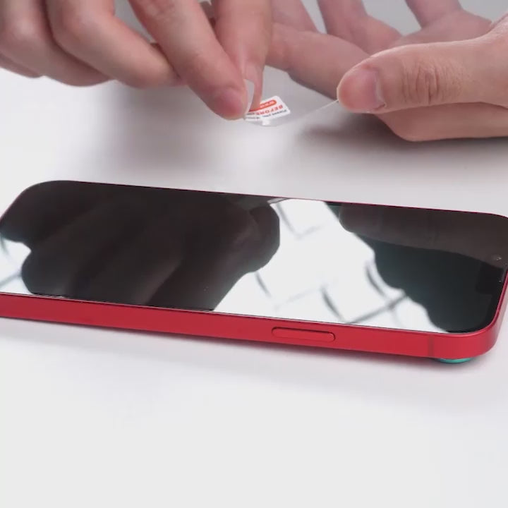 Despega el protector Nº1 de la lámina. Alinea y centrala a la pantalla de tu iPhone.