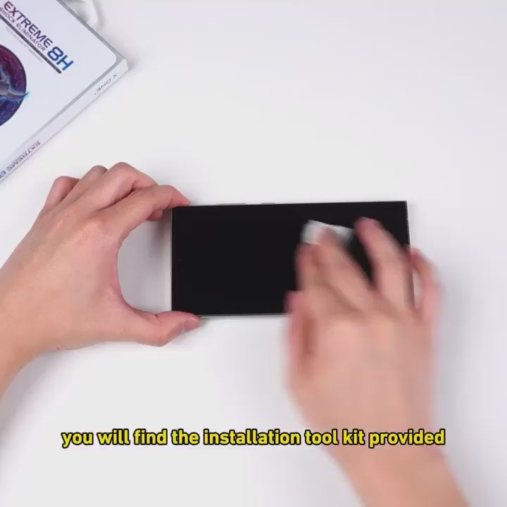 Limpia la pantalla con el paño de microfibra. Puedes ayudarte con los sticker para quitar partículas que queden.