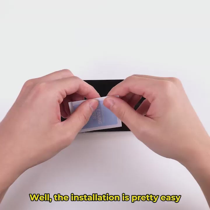 Limpia la pantalla con el paño de microfibra. Puedes ayudarte con los sticker para quitar partículas que queden.