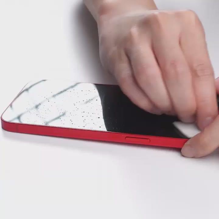 Limpia la pantalla con el paño de microfibra. Puedes ayudarte con los sticker para quitar partículas que queden.