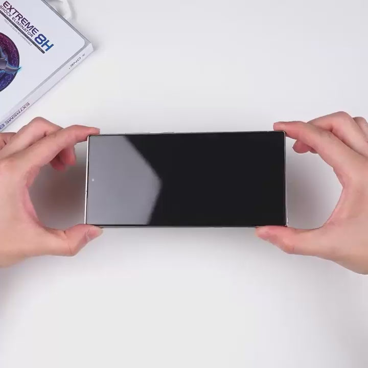 Si tienes una carcasa, puedes usarla para ayudarte a centrar la lámina a la pantalla.