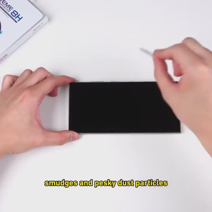 Despega la lámina de la base. Alinea y centrala a la pantalla de tu Galaxy.